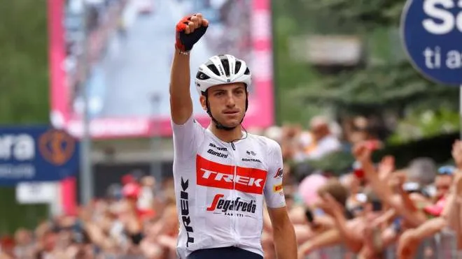 Team Trek's Italian rider Giulio Ciccone celebrates as he crosses the finish line to win the 15th stage of the Giro d'Italia 2022 cycling race, 177 kilometers from Rivarolo Canavese, Piedmont, to Cogne, Aosta Valley, on May 22, 2022. (Photo by Luca Bettini / AFP)
