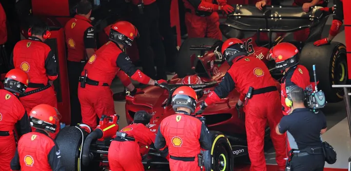 Sopra, la Ferrari di Leclerc dopo il ritiro. A destra la disperazione del monegasco che stava vincendo