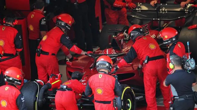 Sopra, la Ferrari di Leclerc dopo il ritiro. A destra la disperazione del monegasco che stava vincendo