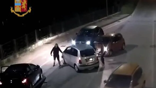 Un frame tratto dal video fornito dalla Polizia di Stato mostra un momento  dell'aggressione a Claudiu Micovschi, 23 anni, calciatore dell'Avellino di nazionalit� romena, 23 Maggio 2022. ANSA/US POLIZIA DI STATO