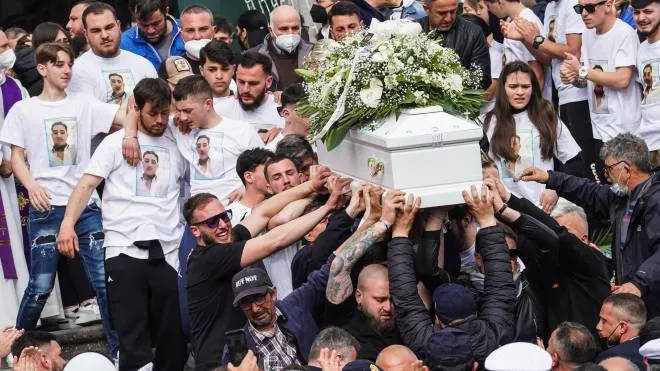 Giovanni Guarino, folla ai funerali a Torre del Greco 