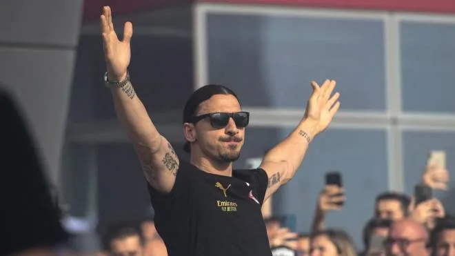 Zlatan Ibrahimovic of AC Milan celebrates at the club's headquarters Casa Milan in Milan, on May 23, 2022 one day after AC Milan won the Italian Serie A football match between Sassuolo and AC Milan. (Photo by Piero CRUCIATTI / AFP)