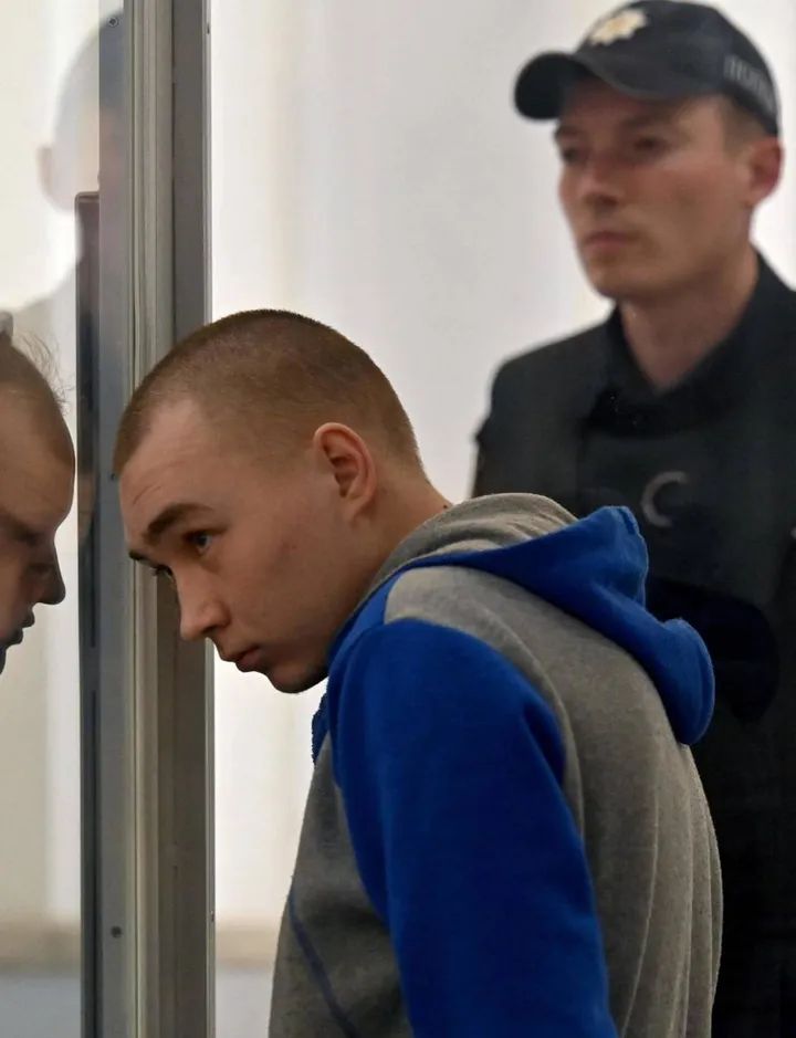 Vadim Shishimarin, 21 anni, è il primo soldato russo condannato dalla giustizia ucraina per crimini di guerra:. ha confessato di aver sparato a un civile disarmato