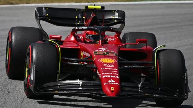 La F1-75 numero 16 di Charles Leclerc a Barcellona: un guasto al 27esimo giro ha fermato il ferrarista che stava dominando. A destra, il pilota si conforta col suo team