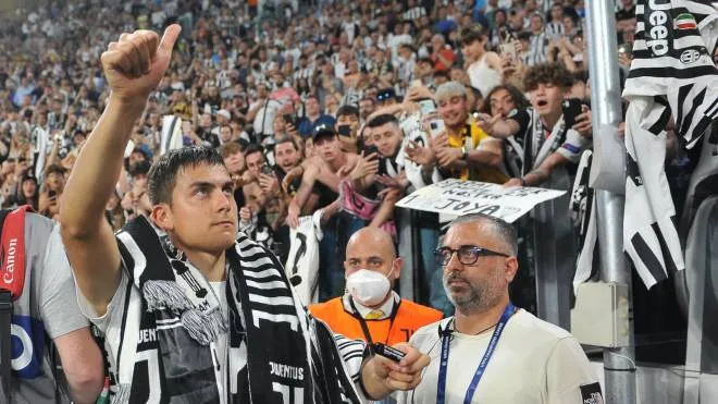 Juventus�? Paulo Dybala greet the fans during the italian Serie A soccer match Juventus FC vs SS Lazio at the Allianz Stadium in Turin, Italy, 16 may 2022 ANSA/ALESSANDRO DI MARCO