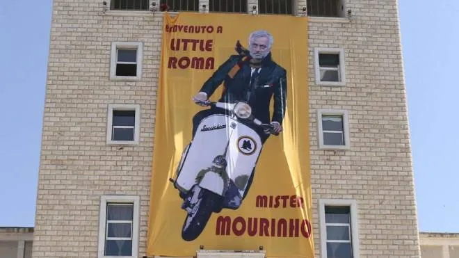 Josè Mourinho, 59 anni, è stato accolto ieri a Tirana da questo gigantesco poster