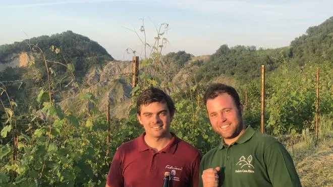 Da sinistra, Alessandro Fedrizzi e Simone Abbondi mostrano i vini di loro produzione
