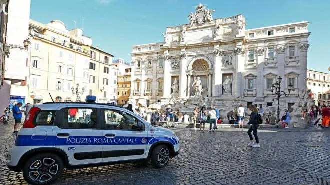 Un'auto della Polizia di Roma Capitale davanti alla Fontana di Trevi, Roma, 25 maggio 2022