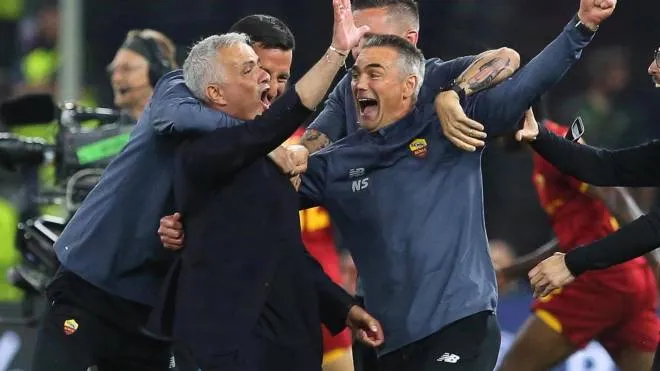 La gioia di Josè Mourinho e del suo staff al fischio finale: la festa può iniziare.