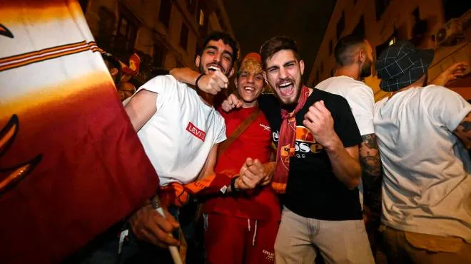 Roma fans celebrate the victory of the Conference League Cup in the Testaccio neighbor, Rome, Italy, 25 May 2022. ANSA/RICCARDO ANTIMIANI