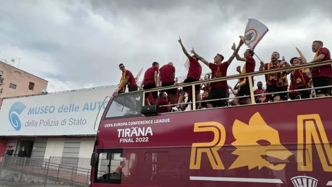 Tifosi della AS Roma festeggiano su un bus a due piani la vittoria giallorossa nella finale della Conference League