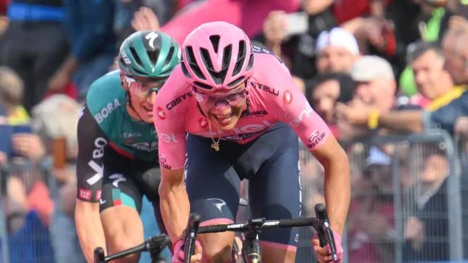 Ecuadorean rider Richard Carapaz (R) of INEOS Grenadiers team, in action with Australian Jai Hindley of BORA - hansgrohe at the end of the seveneenth stage of the 105th Giro d`Italia cycling tour, a race of 168 km from Ponte di Legno to Lavarone, Italy, 25 May 2022.   ANSA/MAURIZIO BRAMBATTI