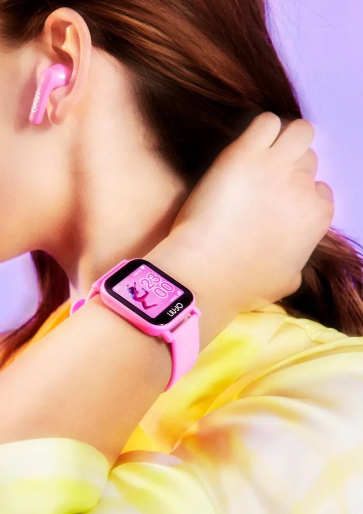 A destra, due immagini dello smartwatch Teen che si presenta come perfetto accessorio glam-tech, curato nei minimi particolari e con il tocco di vivacità regalato da una palette colori energica e brillante che induce alla spensieratezza nel vivere quotidiano