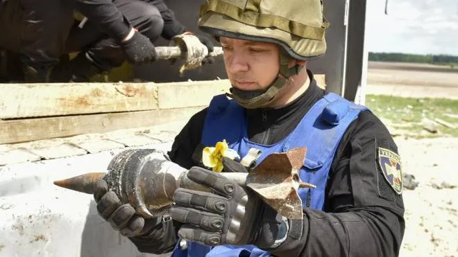 Un militare ucraino dell’Unità speciale di sminamento, a Borodyanka vicino a Kiev