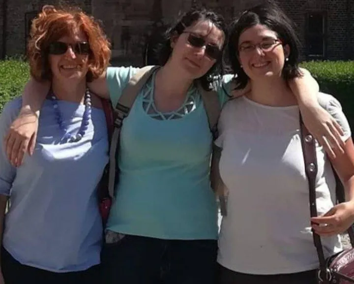 Da sinistra, la vittima Laura Ziliani, 55 anni, con le figlie Silvia, 27, e Paola Zani, 20