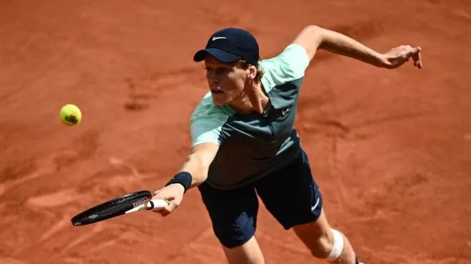 Italy's Jannik Sinner returns to US' Mackenzie Mcdonald during their men's singles match on day seven of the Roland-Garros Open tennis tournament at the Court Simonne-Mathieu in Paris on May 28, 2022. (Photo by Christophe ARCHAMBAULT / AFP)
