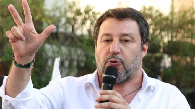 Il segretario federale della Lega, Matteo Salvini, a Como per l'incontro con il candidato del centrodestra Giordano Molteni (S), 27 maggio 2022.
ANSA/MATTEO BAZZI