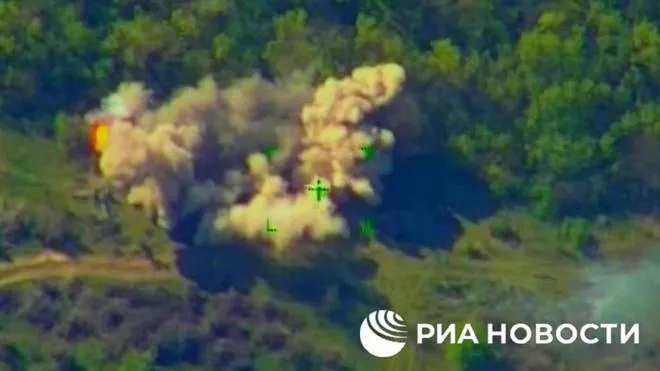 Un fermo immagine tratto da un video pubblicato dai militari mostra le forze russe mentre distruggono una postazione ucraina "dove i nazionalisti avevano posizionato artiglieria (howitzer) inviata dall'Italia", 30 maggio 2022. ANSA/ ++HO - NO SALES EDITORIAL USE ONLY++