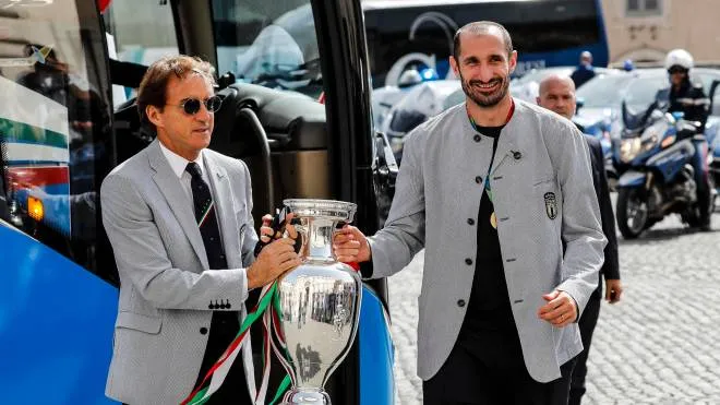 Mancini e Chiellini con la coppa dell'Europeo vinto l'estate scorsa