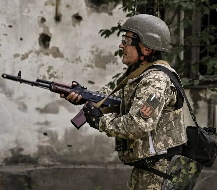 Un militare ucraino impegnato nella città di Lysytsansk nella regione del Donbass