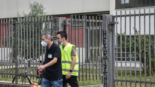 L’uscita di due tecnici dopo l’esplosione all’Amerigo Vespucci, Ipsar in via Valvassori Peroni