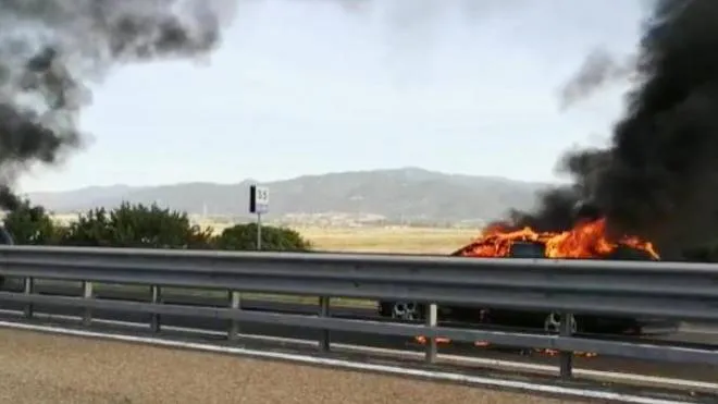 Le auto incendiate dai banditi per coprirsi la fuga durante il tentativo di assalto al portavalori sulla SS130 al km 35 Siliqua, 31 maggio 2022.
Ansa / Fabio Murru
