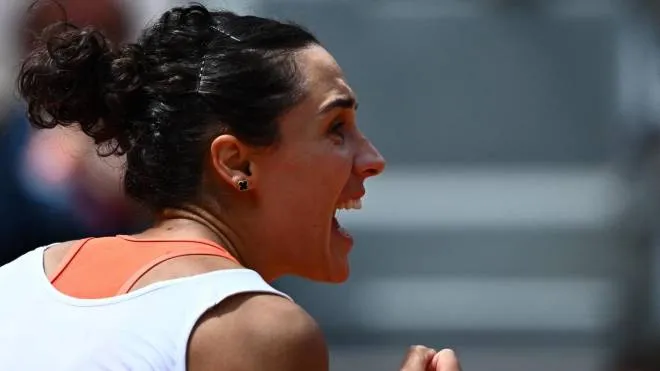 Italy's Martina Trevisan reacts after a point against Canada's Leylah Fernandez during their women's singles match on day ten of the Roland-Garros Open tennis tournament at the Court Philippe-Chatrier in Paris on May 31, 2022. (Photo by Anne-Christine POUJOULAT / AFP)
