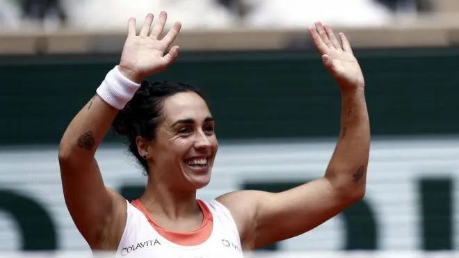epa09987658 Martina Trevisan of Italy reacts after winning against Leylah Annie Fernandez of Canada in their women�s quarterfinal match during the French Open tennis tournament at Roland ?Garros in Paris, France, 31 May 2022.  EPA/YOAN VALAT