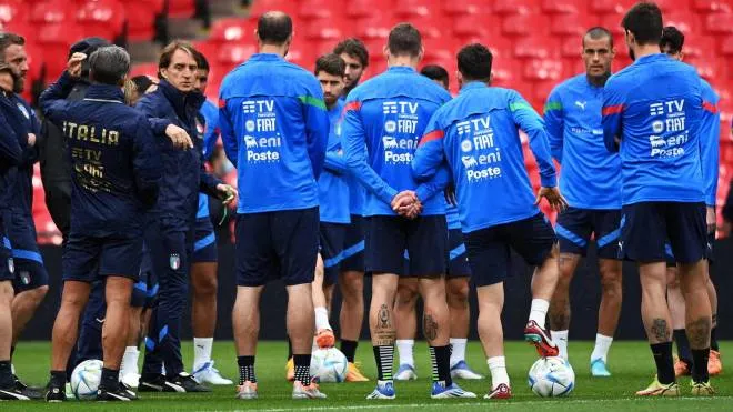 epa09988254 Italy national team head coach Roberto Mancini (2-L) and players attend a training session on the eve of the Finalissima Conmebol - UEFA Cup of Champions soccer match between Italy and Argentina at Wembley Stadium in London, Britain, 31 May 2022. European champions Italy will play Latin American champions Argentina in the Finalissima at Wembley Stadium in London on 01 June 2022.  EPA/ANDY RAIN