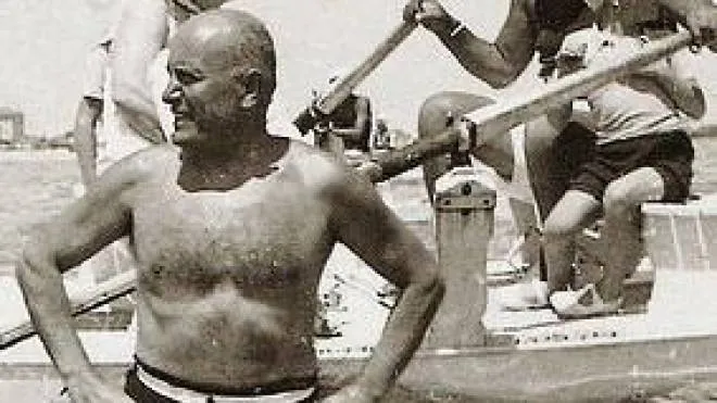 Benito Mussolini al mare a Riccione. In alto, la casa che fu dei Matatia