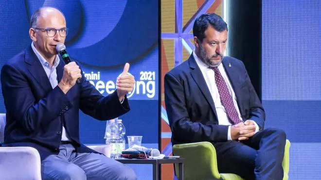 Il segretario del Pd, Enrico Letta (55 anni), con il leader leghista Matteo Salvini (49)