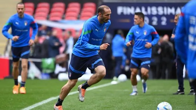 epa09988217 Italy national team player Giorgio Chiellini (C)  attends a training session on the eve of the Finalissima Conmebol - UEFA Cup of Champions soccer match between Italy and Argentina at Wembley Stadium in London, Britain, 31 May 2022. European champions Italy will play Latin American champions Argentina in the Finalissima at Wembley Stadium in London on 01 June 2022.  EPA/ANDY RAIN