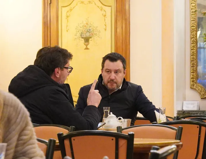 Di spalle Giancarlo Giorgetti (55 anni) a colloquio con Matteo Salvini (49 anni)