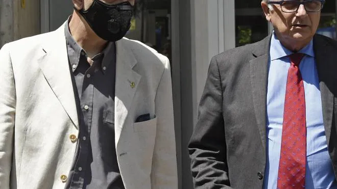 Leopoldo Wick, 59 anni, in primo piano con la mascherina, ieri in tribunale a Macerata