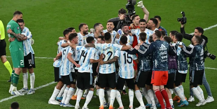 La gioia dell’Argentina a fine partita dopo il 3-0 all’Italia, a sinistra il portiere azzurro Gigio Donnarumma abbraccia Di Maria, suo compagno al PSG nella passata stagione