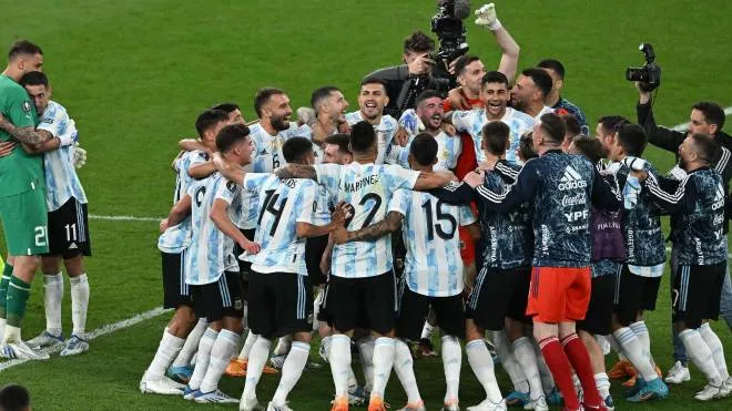 La gioia dell’Argentina a fine partita dopo il 3-0 all’Italia, a sinistra il portiere azzurro Gigio Donnarumma abbraccia Di Maria, suo compagno al PSG nella passata stagione