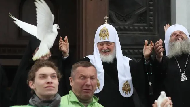Russian Orthodox Patriarch Kirill (C) and Orthodox faithfuls release doves after a church service marking the Holiday of Annunciation at Christ the Savior cathedral in Moscow, Russia, 07 April 2022. The Annunciation is one of twelve main Christian holidays.  ANSA/MAXIM SHIPENKOV