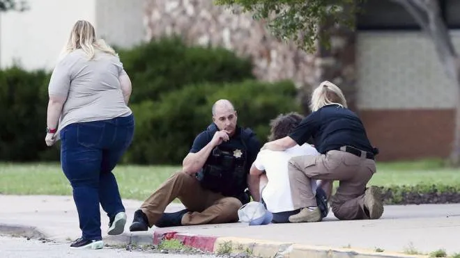 I parenti delle vittime assistiti dalla polizia nel campus a Tulsa, in Oklahoma