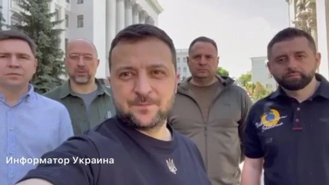 ''Sono 100 giorni che difendiamo l'Ucraina", Zelensky ha pubblicato un video congiunto con il primo ministro, il capo del parlamento e i leader della squadra negoziale, 3 giugno 2022.
FORZE ARMATE OPERATIVE
+++ATTENZIONE LA FOTO NON PUO' ESSERE PUBBLICATA O RIPRODOTTA SENZA L'AUTORIZZAZIONE DELLA FONTE DI ORIGINE CUI SI RINVIA+++