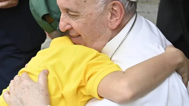 Papa Francesco, 85 anni, ieri ha incontrati alcuni bambini nel Cortile di San Damaso
