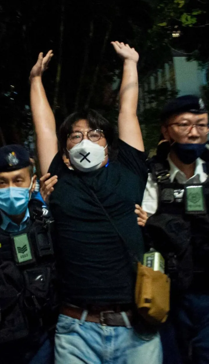 Un giovane manifestante portato via di forza dalla polizia ad Hong Kong