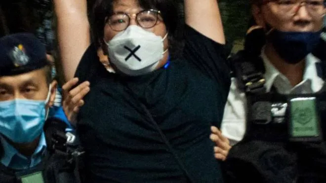 Un giovane manifestante portato via di forza dalla polizia ad Hong Kong