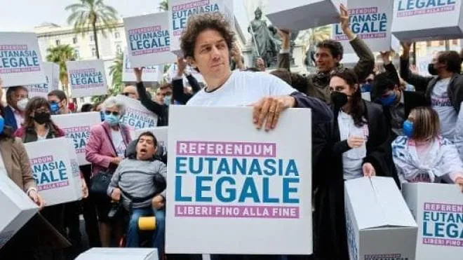 Marco Cappato consegna le firme raccolte per il referendum a favore dell’eutanasia