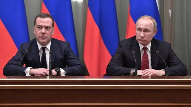 L’ex presidente della Federazione russa Dmitri Medvedev, 56 anni,. con l’attuale presidente Vladimir Putin (69 anni)