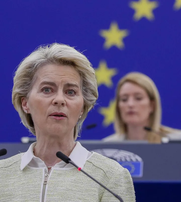 La presidente della Commissione Ue, Ursula von der Leyen, 63 anni e la presidente del Parlamento europeo Roberta Metsola, 43 anni