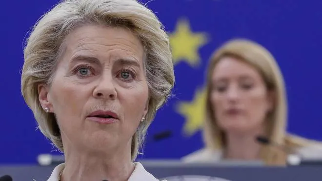 La presidente della Commissione Ue, Ursula von der Leyen, 63 anni e la presidente del Parlamento europeo Roberta Metsola, 43 anni
