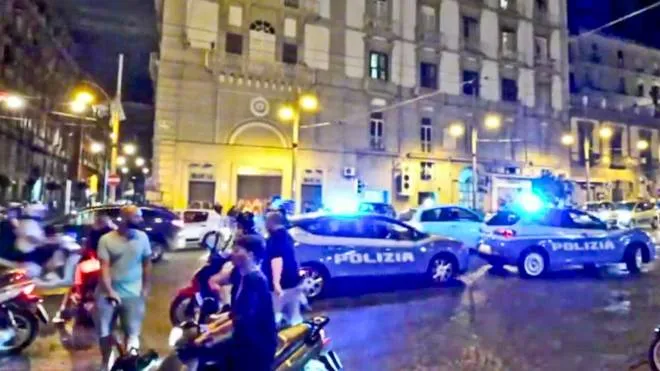 Auto della polzia accorse sul luogo della rapina a Napoli tentata da tre minori fermati dopo un inseguimento,  8 giugno 2022
ANSA/CIRO FUSCO