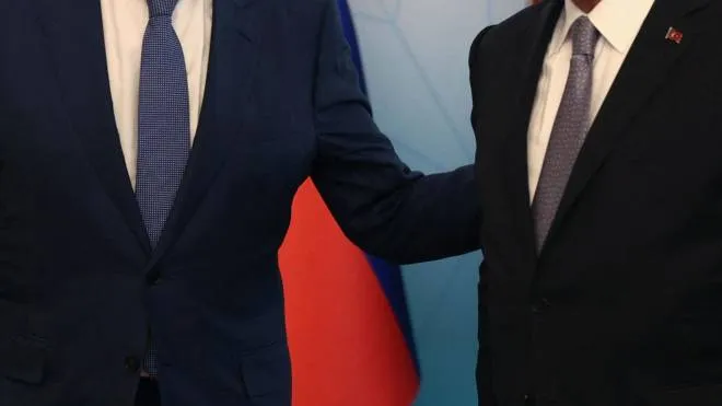Il ministro russo Sergei Lavrov, 72 anni, ieri con il collega turco Mevlut Cavusoglu, 54 anni