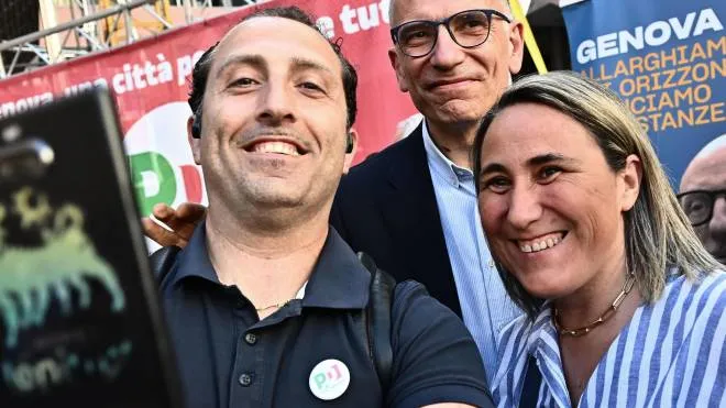Selfie con il segretario del Pd Enrico Letta, 55 anni, in campagna elettorale a Genova