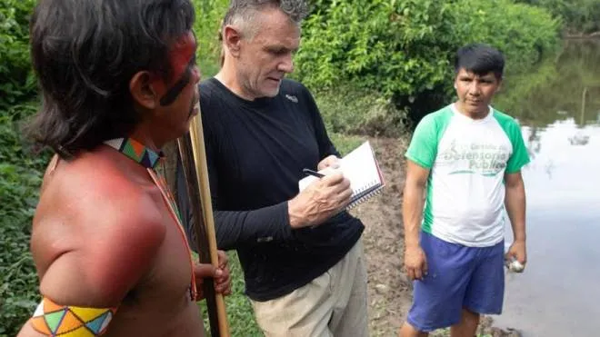 Il reporter Dom Philips, 57 anni, intervista due indios nella foresta Amazzonica